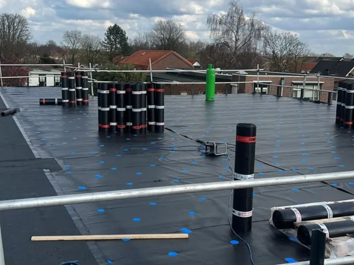Mechanisch bevestigde onderlaag, met de rollen toplaag klaar