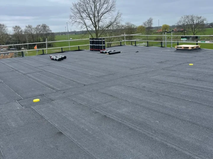 Opgeleverde tweelaags dakbedekking op het nieuwbouwdak van 1.800 m²
